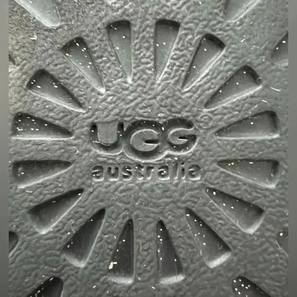 UGG | ladies classic short Sparkles boot. Size: 4 - Picture 11 of 11